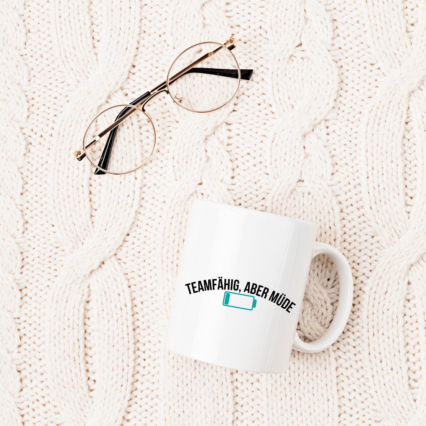 🔋 "Teamfähig, aber müde" — Tasse