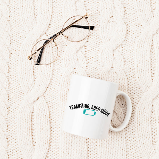 🔋 "Teamfähig, aber müde" — Tasse