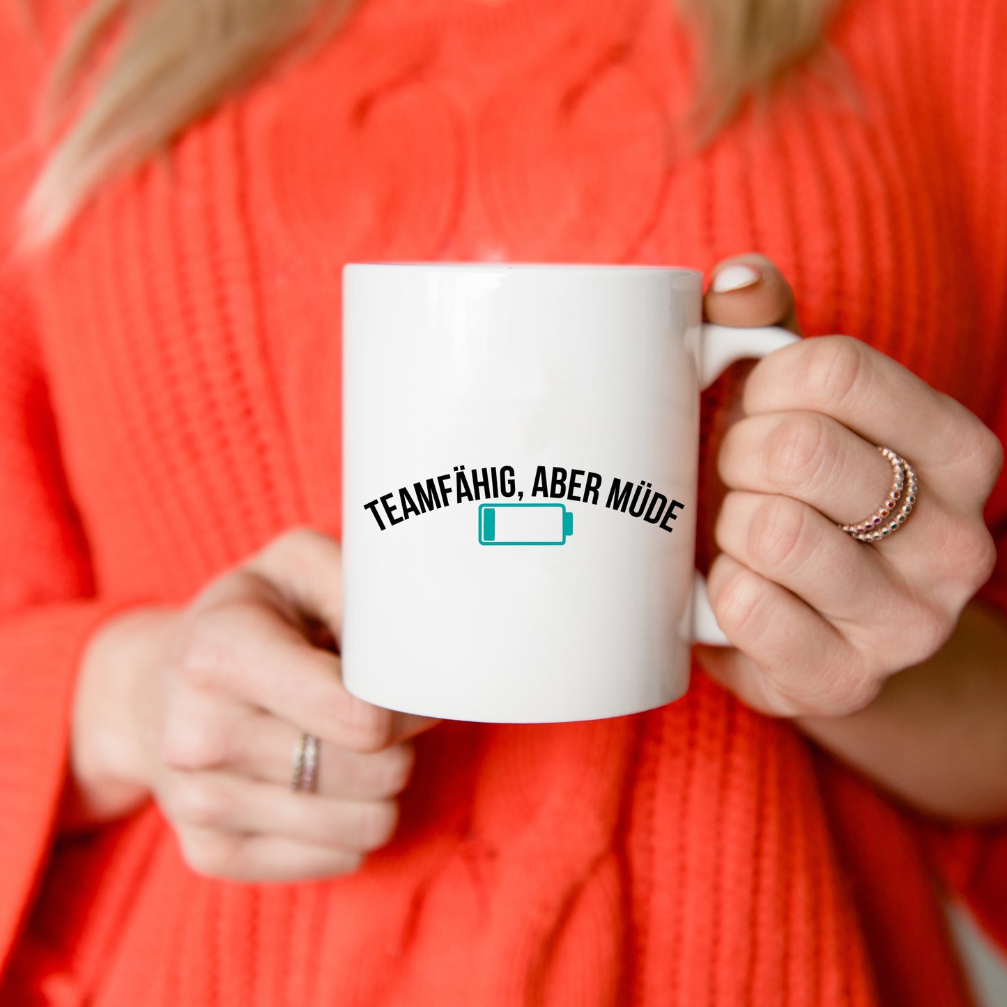 🔋 "Teamfähig, aber müde" — Tasse